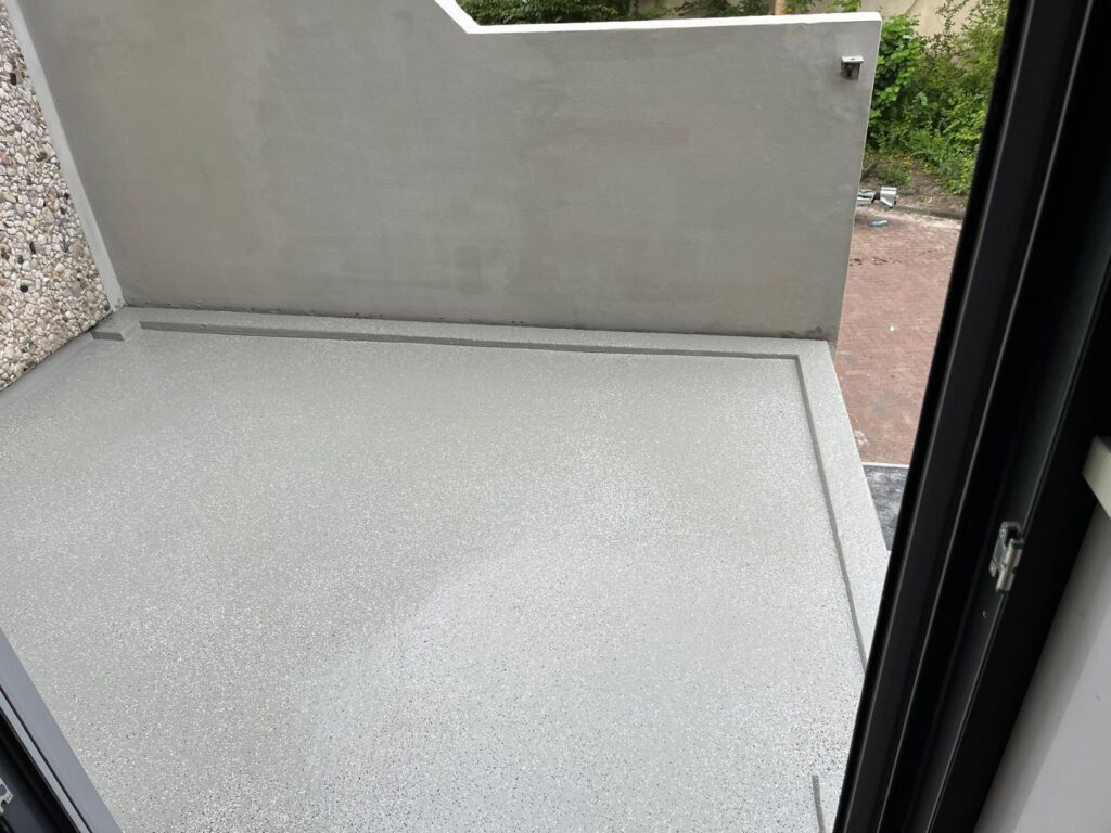 gietvloer deco flakes ingestrooid